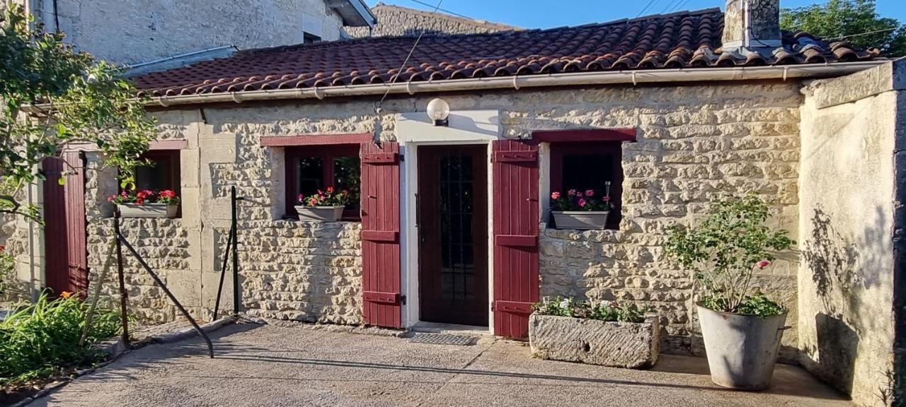 Escale Au Clos Saint Martin De Juillers Gites Et Chambres D'Hotes 외부 사진