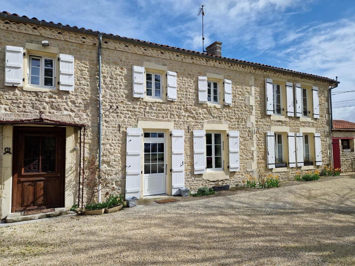 Escale Au Clos Saint Martin De Juillers Gites Et Chambres D'Hotes 외부 사진