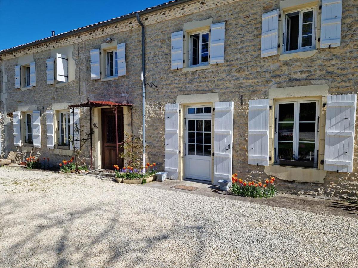 Escale Au Clos Saint Martin De Juillers Gites Et Chambres D'Hotes 외부 사진