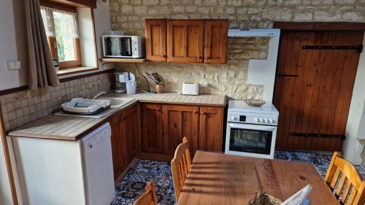 Escale Au Clos Saint Martin De Juillers Gites Et Chambres D'Hotes 외부 사진