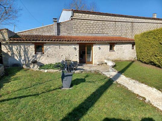 Escale Au Clos Saint Martin De Juillers Gites Et Chambres D'Hotes 외부 사진