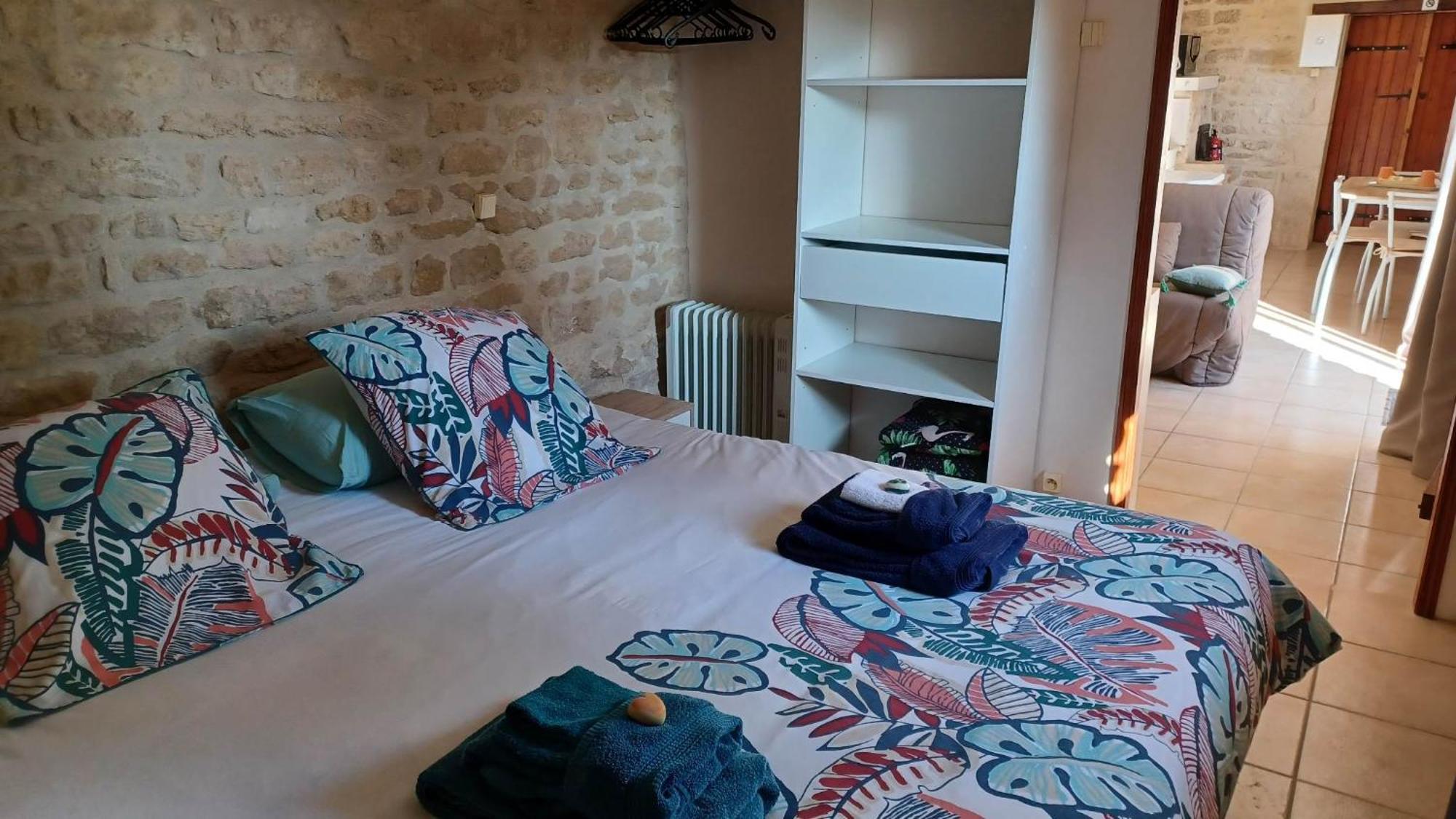 Escale Au Clos Saint Martin De Juillers Gites Et Chambres D'Hotes 외부 사진